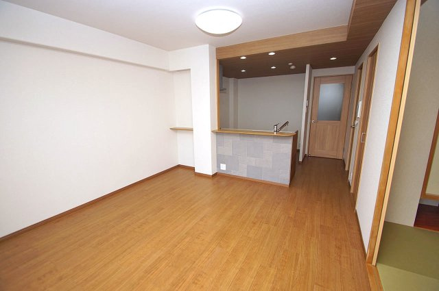 レスタージュ鳳の居間・リビング|新調したキッチンカウンター周りには、調湿・脱臭効果が期待できるエコカラットを施しました。