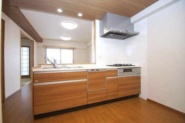 レスタージュ鳳のキッチン|キッチン周りもリフォームでまっさらに。タカラスタンダードのシステムキッチンも新調しました。