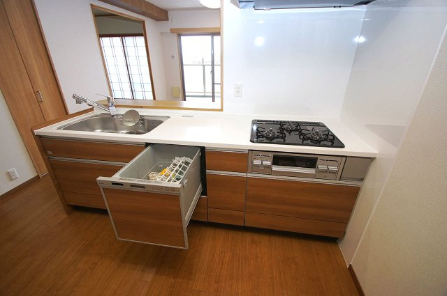 レスタージュ鳳のキッチン|新調したキッチンはうれしい食洗機付き。リビングを見渡しやすくすっきりとしたオープンキッチンです。