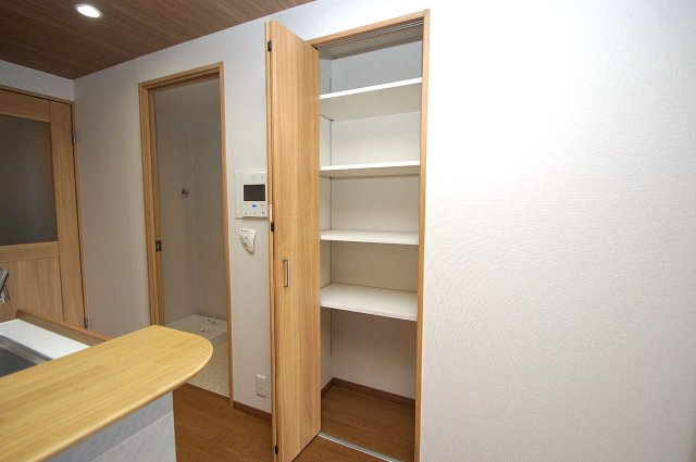 レスタージュ鳳の収納|キッチン横の物入も新調済み。便利な棚付きの物入は、パントリーやリビング収納としてもご利用頂けます。