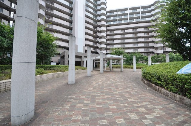 コート和泉府中セルカA棟|エントランスへのアプローチ