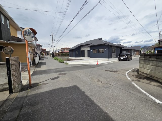 新築　みどり市大間々町大間々-全2棟-　2号棟　Blooming Gardenの前面道路含む現地写真|現地写真　東側前面道路幅員約5ｍ　南側前面道路幅員約4ｍ
