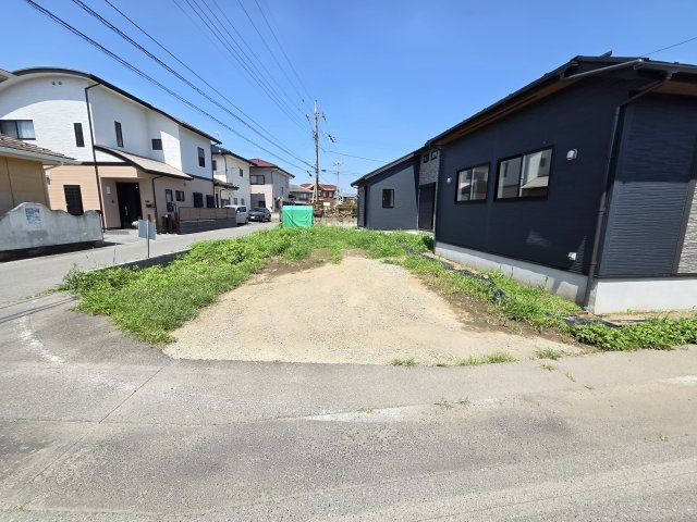 新築　みどり市大間々町大間々-全2棟-　2号棟　Blooming Gardenの駐車場|現地写真　駐車は建物南側に並列3台可能です！