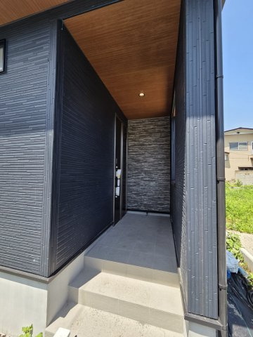 新築　みどり市大間々町大間々-全2棟-　2号棟　Blooming Gardenの玄関|現地写真　TVモニタードアホン付きなので防犯面も安心です！