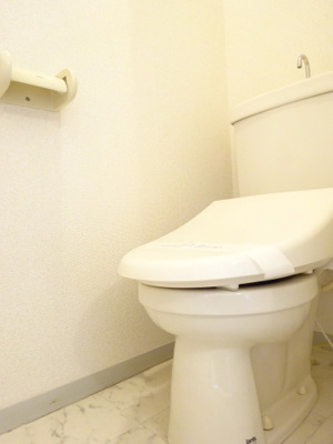 【トイレ】 | オーソネタウンハウス弐番館 | トイレは温水洗浄便座付き♪人気のバストイレ別です♪トイレが独立していると使いやすいですよね☆