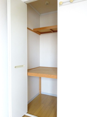 【収納】 | オーソネタウンハウス弐番館 | 洋室5帖のお部屋にある収納スペースです！かさ張るお掃除用品などもすっきり収納できて便利☆