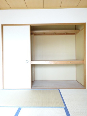 【収納】 | オーソネタウンハウス弐番館 | 和室6帖のお部屋にある押入れです！かさばるお布団や季節のお洋服を収納するのに便利☆