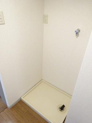 【設備】 | オーソネタウンハウス弐番館 | 浴室横にある室内洗濯機置き場です♪防水パンが付いているので万が一の漏水にも安心です！