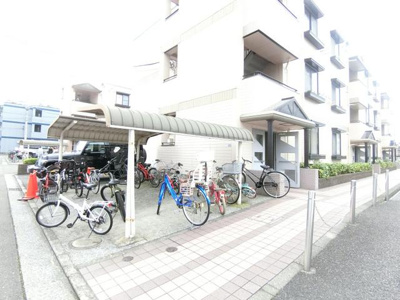 【その他共用部分】 | オーソネタウンハウス弐番館 | 屋根付きの駐輪場で雨が降っても大切な自転車が濡れなくてすみますね♪駅まで自転車もおすすめです！