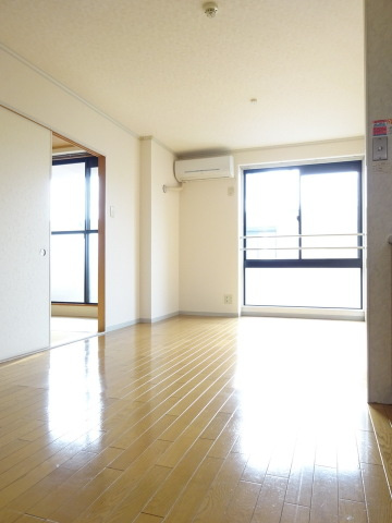 【居間・リビング】 | オーソネタウンハウス弐番館 | 南西向きリビングダイニングキッチン11.5帖☆エアコン付きで1年中快適に過ごせますね♪