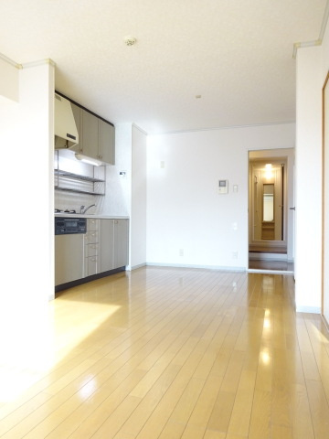 【居間・リビング】 | オーソネタウンハウス弐番館 | 南西向きリビングダイニングキッチン11.5帖☆窓側からの眺めです♪椅子とテーブルを囲んで家族団欒の時間を過ごせます♪
