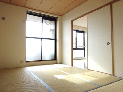 【和室】 | オーソネタウンハウス弐番館 | 南西向き和室6帖☆バルコニーに繋がるお部屋です！赤ちゃんのごろごろやハイハイはやっぱり和室がよかったりします♪