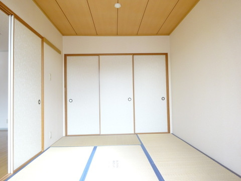 【和室】 | オーソネタウンハウス弐番館 | 南西向き和室6帖☆押入れがあります♪寝具をすっきり収納できるので和室は寝室にもオススメ☆