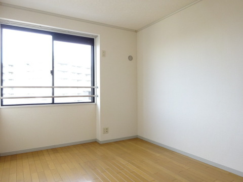 【洋室】 | オーソネタウンハウス弐番館 | 洋室5帖☆玄関側にあるお部屋です♪ベッドを置いて寝室にするのもオススメです☆