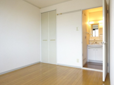 【寝室】 | オーソネタウンハウス弐番館 | 洋室5帖☆収納スペースがあります♪荷物を収納できてお部屋がすっきり片付きます！