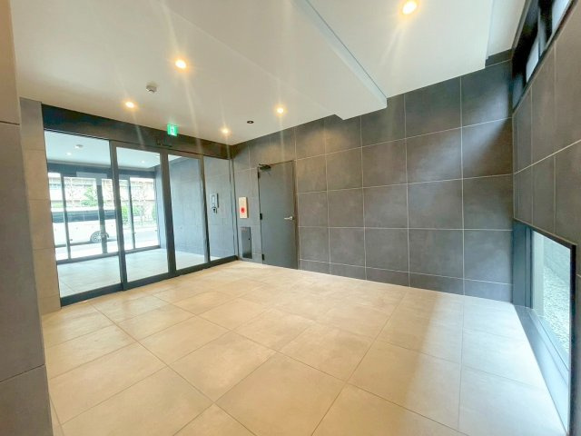 Alivis三国本町のエントランス