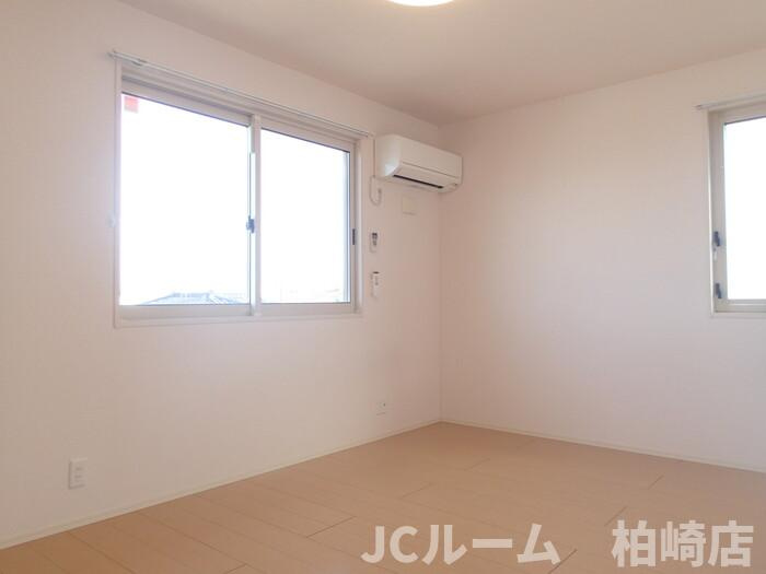 柏崎市比角１丁目のアパートの洋室