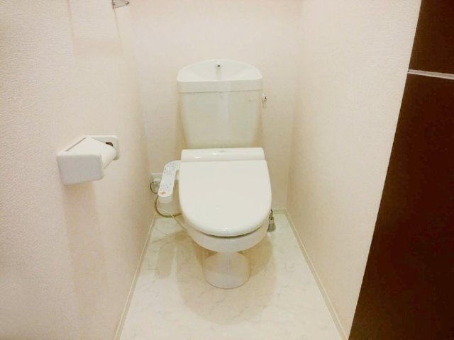 柏崎市比角１丁目のアパートのトイレ