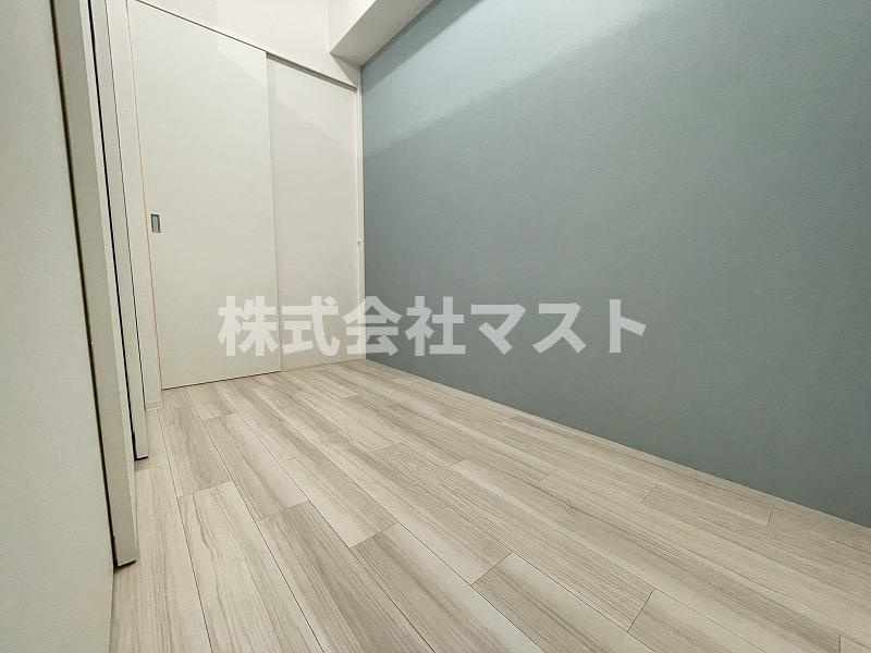 セレニテ本町リアンの洋室