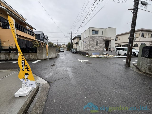 伊勢原市高森台３丁目第2　新築戸建　全２棟2号棟の前面道路含む現地写真