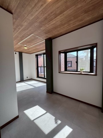 門真市寿町の洋室|約8.2帖の洋室はコンパクトな屋根裏収納付きです。