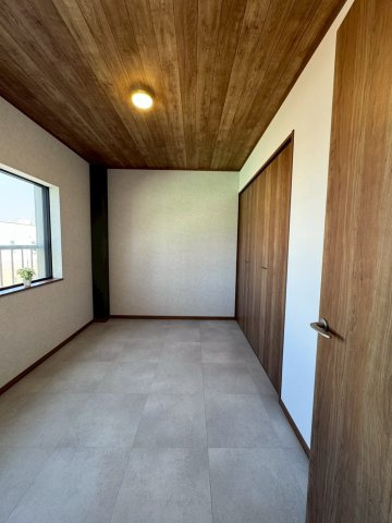 門真市寿町の洋室|約4.3帖の洋室はクローゼット付きですっきり片付きます。