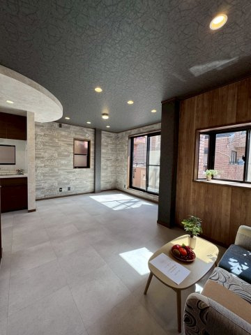 門真市寿町の居間・リビング|窓が多く日中は電気がいらないくらい明るい室内です。