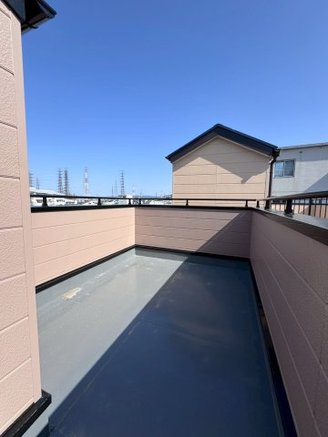 門真市寿町のバルコニー|洗濯物を干すスペースも広々としています。