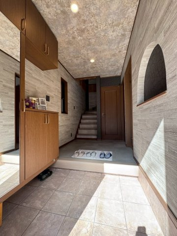 門真市寿町の玄関|広々とした玄関で忙しい朝もスムーズです。身支度を整えられる全身鏡付きです。