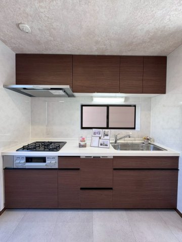 門真市寿町のキッチン|三口コンロに食洗機付きで時短の叶うキッチンです。