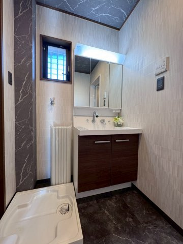 門真市寿町の独立洗面台|三面鏡付きの洗面台で便利です。