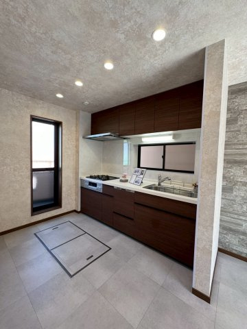 門真市寿町のキッチン|勝手口付きで換気もバッチリです。