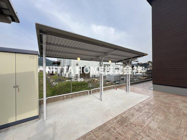 プティ　フォレスタ柏原Ⅱのエントランス|外部物置に駐輪場も設置しています＊