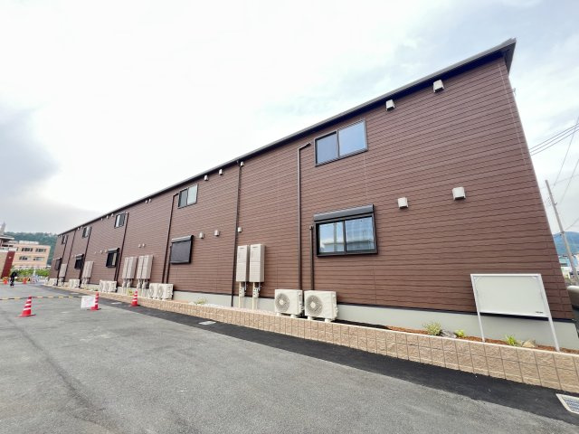 プティ　フォレスタ柏原Ⅱの外観|コンビニやスーパーなどが徒歩近くて便利◇宅配ＢＯＸ付きです◎