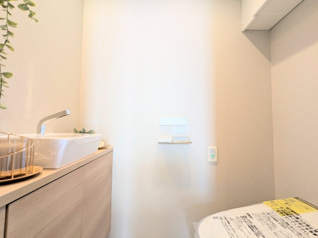Brilliaタワー東京のトイレ|～吊戸棚ならびに手洗器付きのトイレ写真～ 消耗品等の収納が可能で便利です！