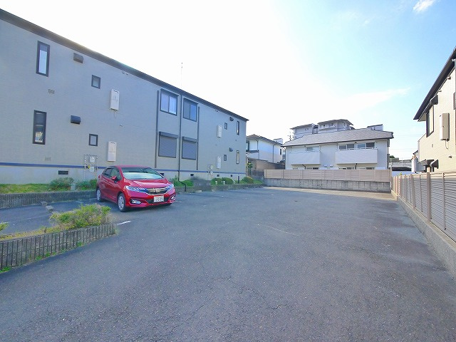 ジーライズ高の原B棟の駐車場|駐車場があります