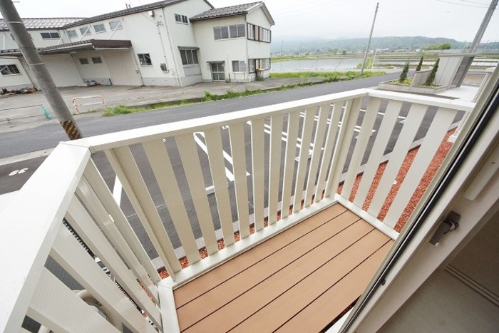 柏崎市半田１丁目のアパートのバルコニー