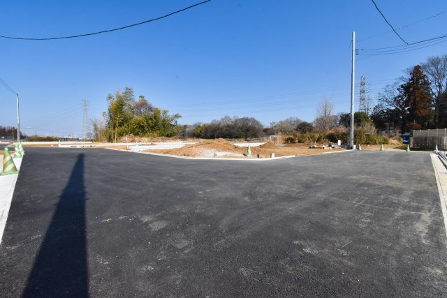 コンフォートプレイス川越市下松原2期　全7区画の前面道路含む現地写真|開発道路は幅員6.2mあり、車庫入れもスムーズにできます。
明るく開放感ある分譲地です。