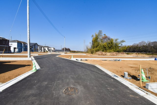 コンフォートプレイス川越市下松原2期　全7区画の前面道路含む現地写真|前面道路は幅員6.2ｍ、広くて開放感あります。
