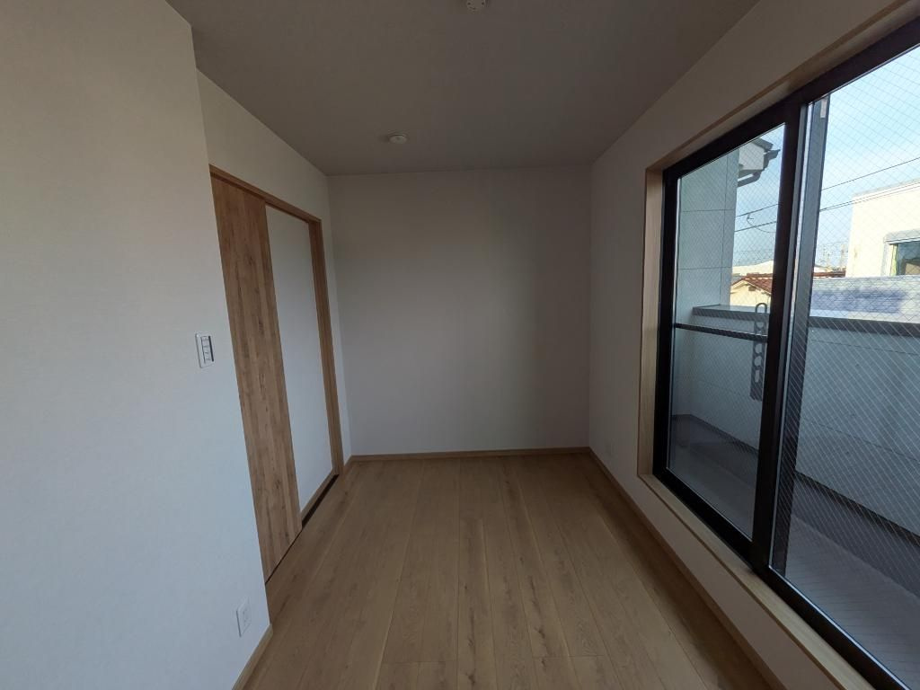 若葉町車庫付　戸建の洋室