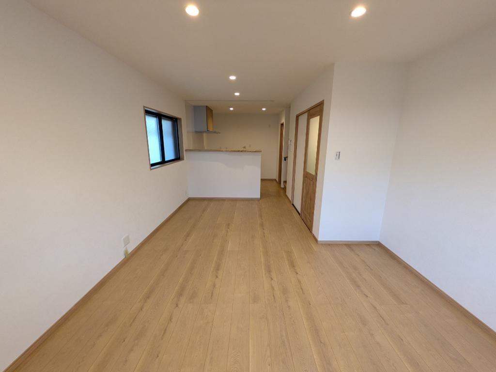 若葉町車庫付　戸建の居間・リビング