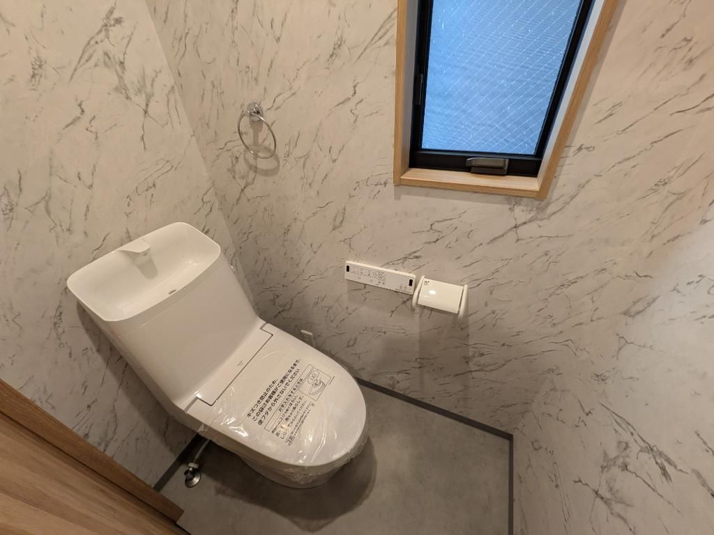 若葉町車庫付　戸建のトイレ