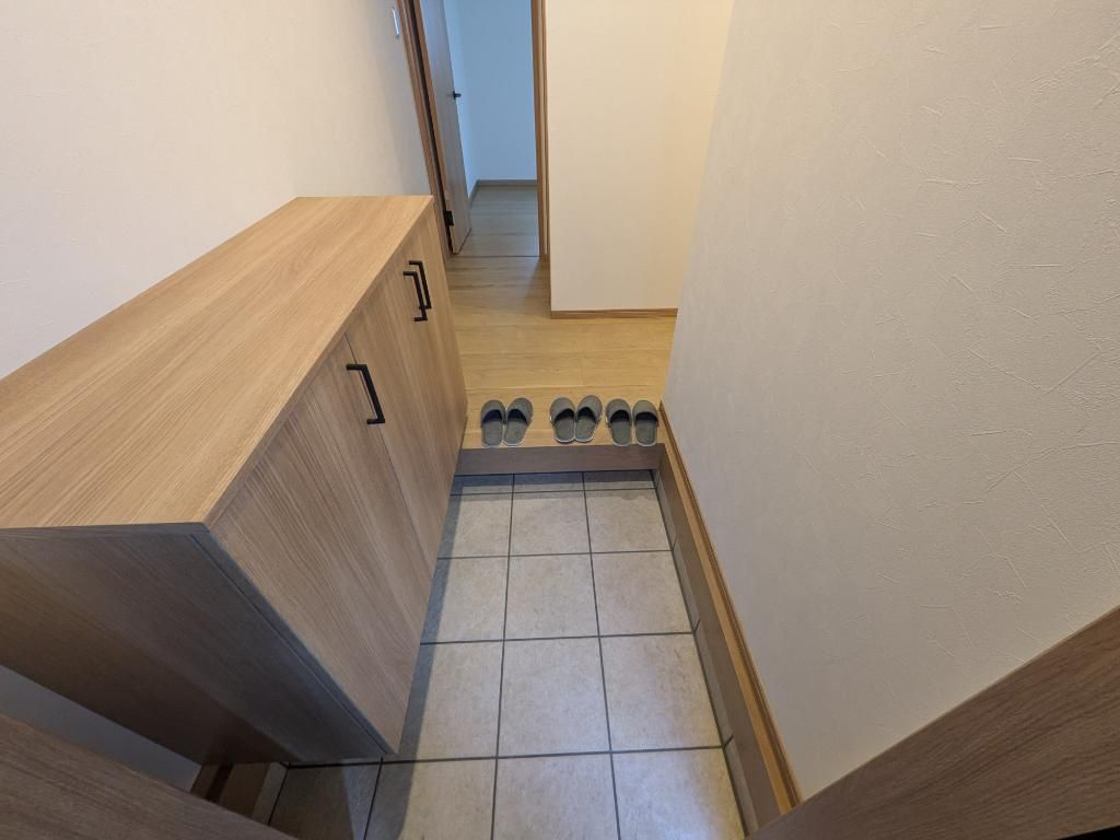 若葉町車庫付　戸建の玄関