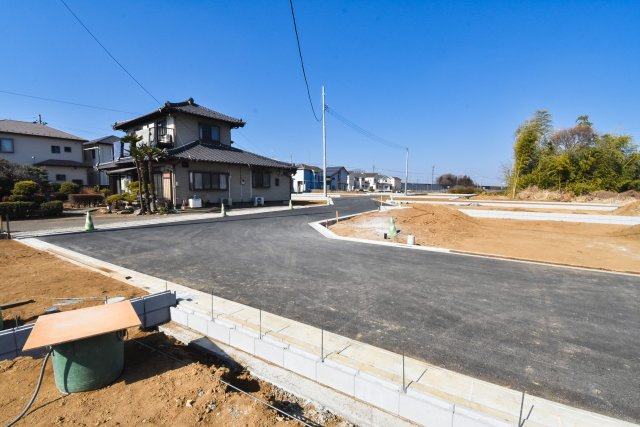 コンフォートプレイス川越市下松原2期　全7区画の前面道路含む現地写真|陽当り良好、明るく開放感ある立地です。