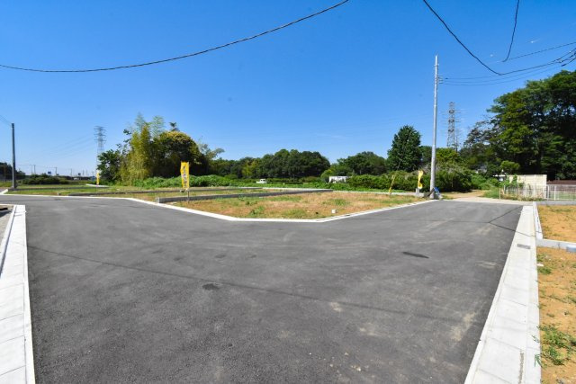 コンフォートプレイス川越市下松原2期　全7区画の前面道路含む現地写真|開発道路は幅員6.2mあり、車庫入れもスムーズにできます。
明るく開放感ある分譲地です。