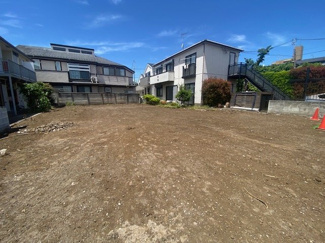【前面道路含む現地写真】 | 西荻窪全3区画 | 隣地と離れがあり、採光良好です