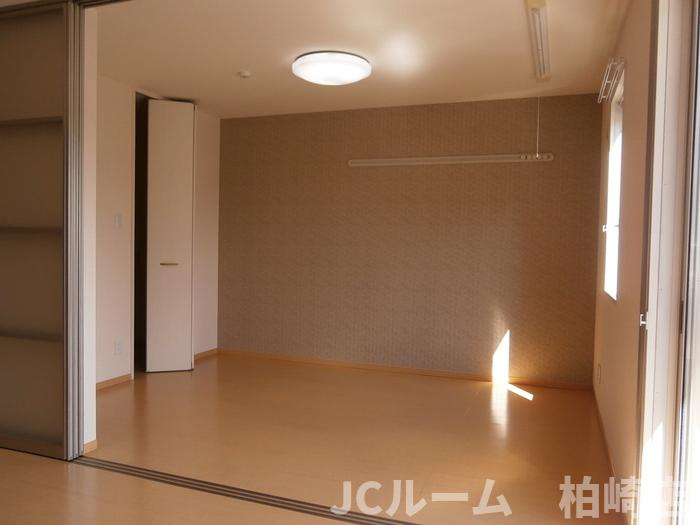 柏崎市日吉町のアパートの居間・リビング