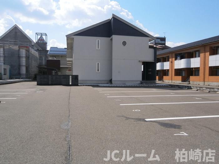 柏崎市日吉町のアパートの駐車場