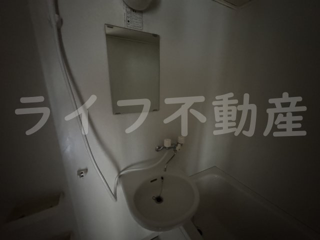 メゾン・プルミエールの洗面所|明るい洗面所です