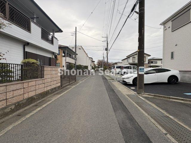 【前面道路含む現地写真】 | 暮らしやすい閑静な住宅街にございます。
まずは１度見にいらしてみませんか☆